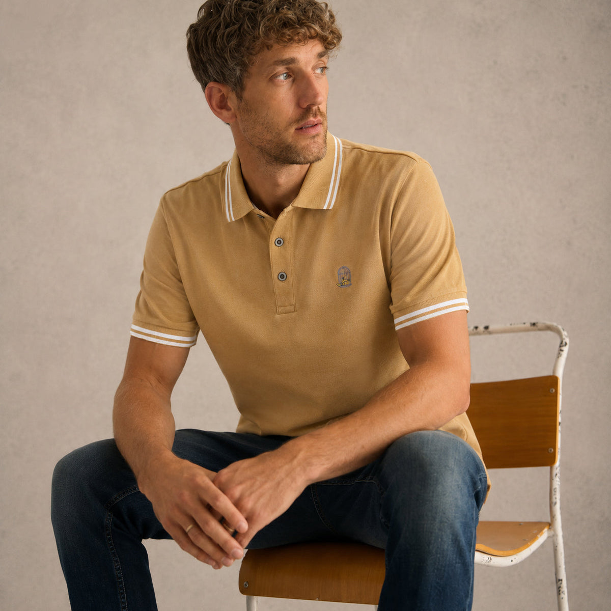 Sauce & Brown Smith polo shirt in sand – seated lifestyle view